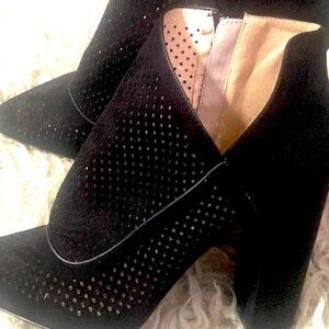 Qupid like new perforated high heeled ankle black boots size 9
